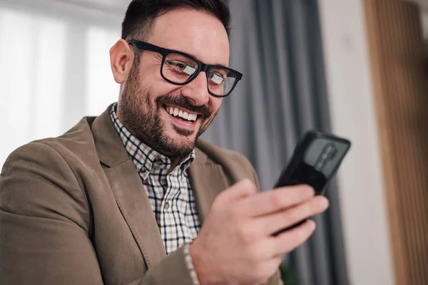 Sorridente Imprenditore Messaggistica Testo Smartphone Felice Business Professionale Socializzare Sul — Foto Stock