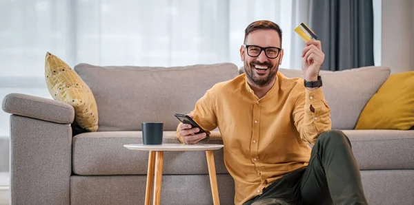 Portrét Veselého Mladého Muže Nakupujícího Online Kreditní Kartou Šťastný Muž — Stock fotografie