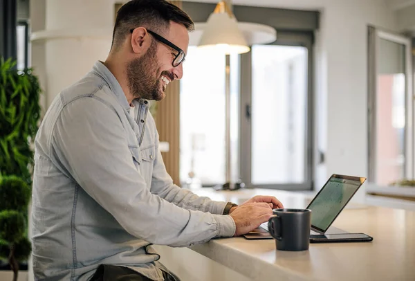 Sonriente Profesional Negocios Usando Portátil Empresario Varón Seguro Sentado Escritorio —  Fotos de Stock