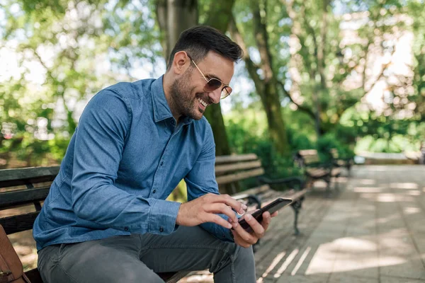 Χαμογελαστός Επιχειρηματίας Γραπτών Μηνυμάτων Στο Έξυπνο Τηλέφωνο Νέοι Άνδρες Επιχειρηματίας — Φωτογραφία Αρχείου