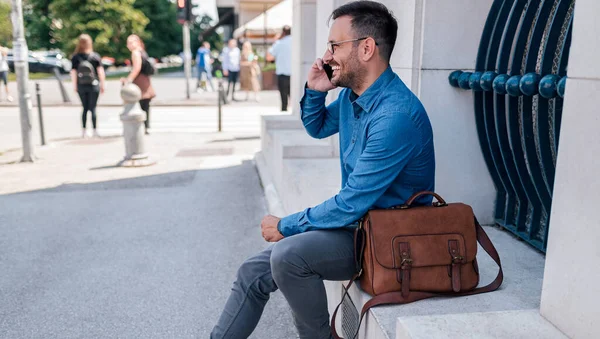 Χαμογελαστή Επιχειρηματίας Τσάντα Laptop Μιλάει Στο Έξυπνο Τηλέφωνο Νέοι Επαγγελματίες — Φωτογραφία Αρχείου