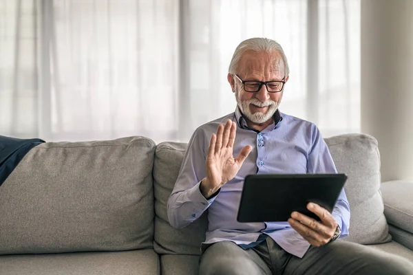 Videoconferencia Profesional Ancianos Tableta Digital Hombre Negocios Está Sentado Sofá — Foto de Stock