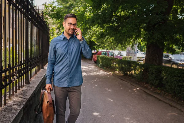 Uomo Affari Sicuro Che Discute Smart Phone Contro Gli Alberi — Foto Stock