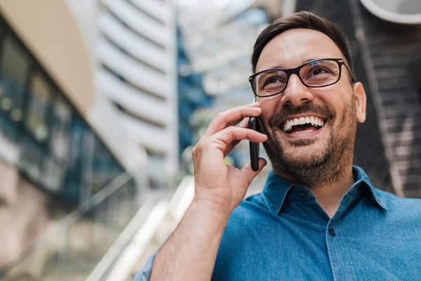 Κοντινό Πλάνο Του Χαμογελαστού Επιχειρηματία Που Μιλάει Στο Έξυπνο Τηλέφωνο — Φωτογραφία Αρχείου