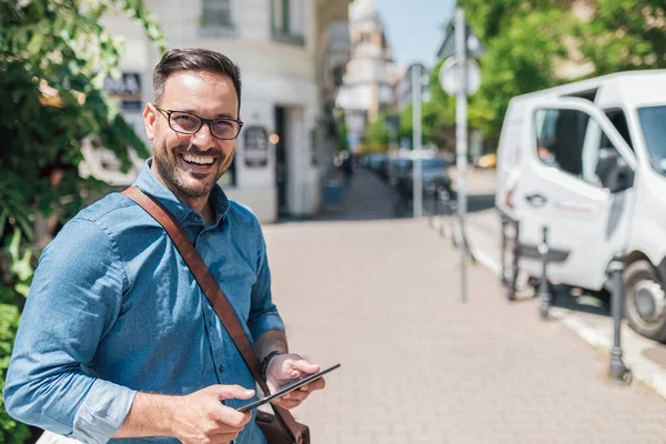 Πορτρέτο Του Χαμογελαστού Επιχειρηματία Κρατώντας Ψηφιακή Ταμπλέτα Επαγγελματίας Ταξιδευτής Στέκεται — Φωτογραφία Αρχείου