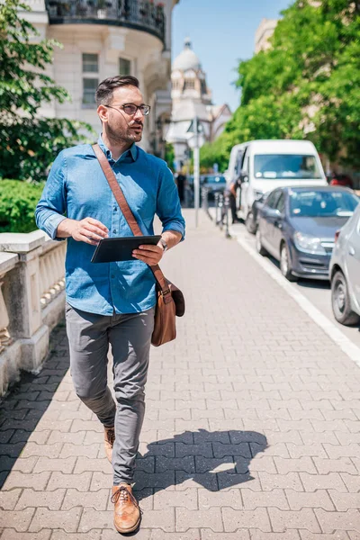 Uomo Affari Fiducioso Con Tablet Digitale Guardando Altrove Pendolare Professionista — Foto Stock