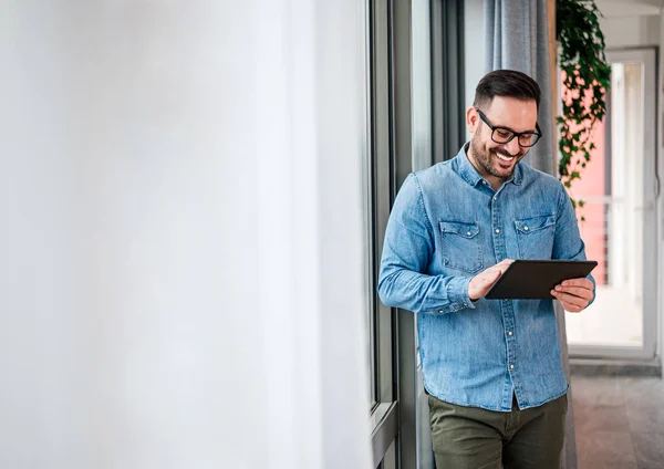 Uomo Affari Sorridente Che Indossa Occhiali Utilizzando Tablet Computer Piedi — Foto Stock