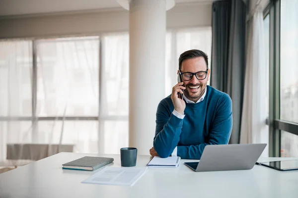 Portrait Young Smiling Cheerful Entrepreneur Casual Office Making Phone Call — Foto de Stock