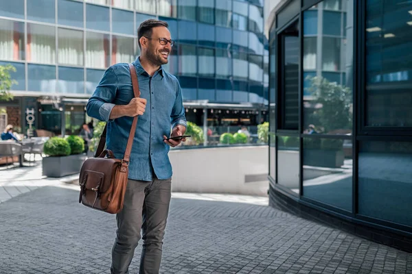 Happy Entrepreneur Walking Smart Phone Young Adult Professional Wearing Casuals — Foto Stock