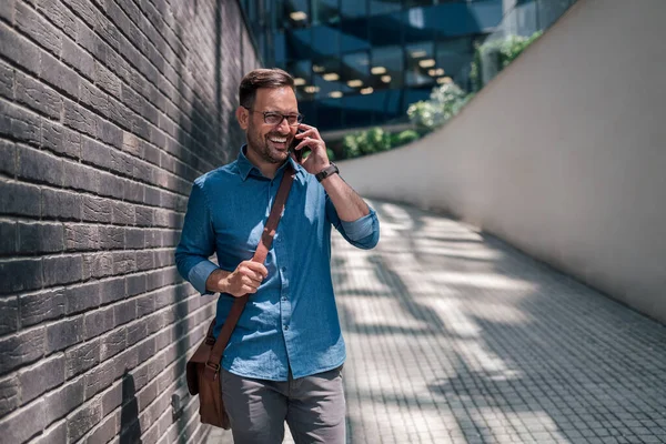 Felice Professionista Maschile Parlando Smart Phone Giovane Uomo Affari Ufficio — Foto Stock