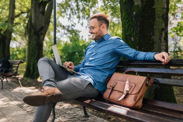 Portrait Happy Entrepreneur Holding Laptop While Sitting Bench Park Young — Foto Stock