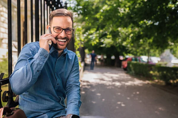 Male Professional Commuter Wearing Formals Leaning Front Sidewalk City Smiling — Φωτογραφία Αρχείου