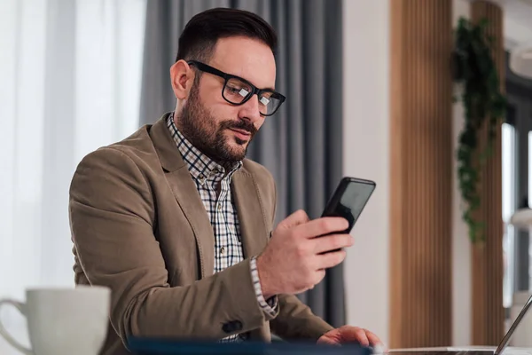 Confident Young Entrepreneur Texting Smart Phone Close Businessman Wearing Eyeglasses — Φωτογραφία Αρχείου