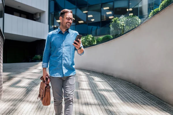 Happy Professional Wearing Formals Messaging Smart Phone Young Businessman Carrying — Foto Stock