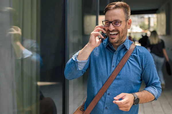 Cheerful Entrepreneur Talking Mobile Phone Male Entrepreneur Carrying Laptop Bag — Foto Stock