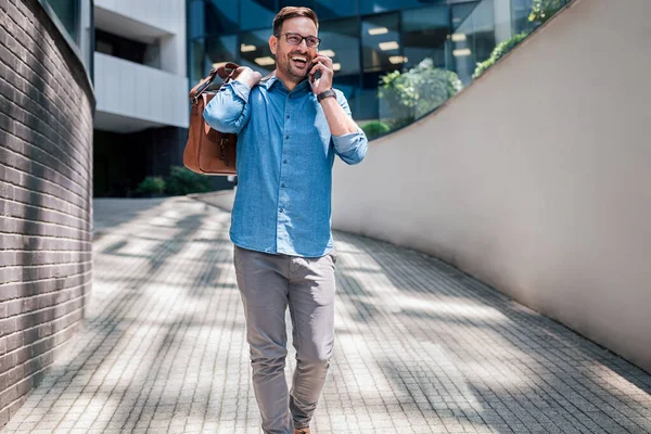 Cheerful Businessman Talking Smart Phone Young Male Executive Carrying Laptop — Zdjęcie stockowe