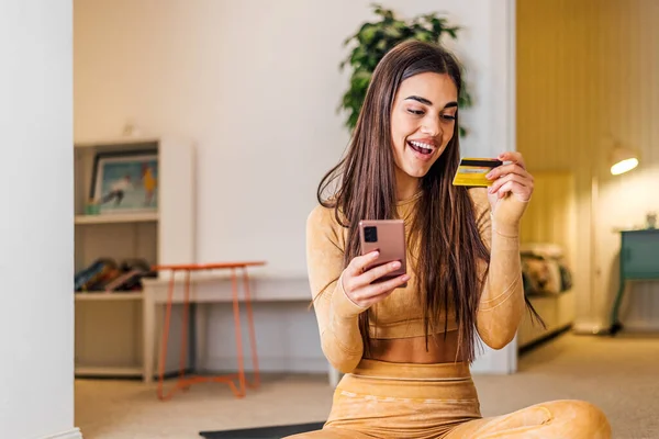 Mooie Brunette Jonge Vrouw Gelukkig Haar Positieve Inkomen Bank — Stockfoto