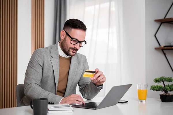 Professionell Vuxen Man Med Glasögon Kostym Jämföra Antalet Från Kreditkort — Stockfoto