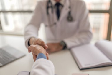 Hastanın teşhisi konusunda hemfikir olan doktorların yakın plan fotoğrafı..