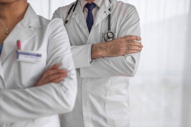 İki hastane meslektaşının fotoğrafı. Çapraz silahlanmış, vardiyalarına hazırlanıyorlar..