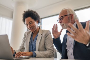 Şaşırmış kıdemli işadamı, Afrika kökenli Amerikalı genç bayanın bilgisinden memnun..