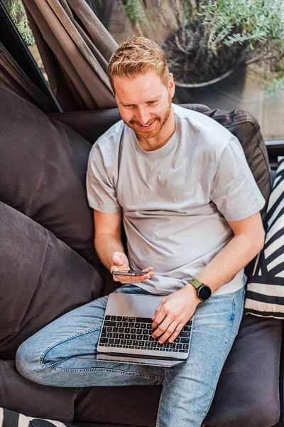 Ηρεμία Ενηλίκων Γενειοφόρος Άνθρωπος Χαλαρώνοντας Στο Σπίτι Πληκτρολογώντας Στο Laptop — Φωτογραφία Αρχείου