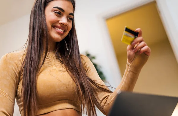 Härlig Brunett Kvinna Ler Samtidigt Plocka Upp Sitt Nya Kreditkort — Stockfoto
