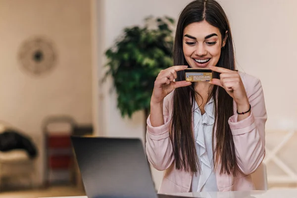 Mujer Morena Joven Entusiasta Comprobando Tarjeta Débito Sentado Oficina Utilizando — Foto de Stock