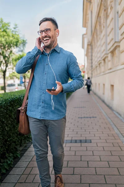Χαρούμενος Ενήλικος Άνδρας Μπλε Πουκάμισο Κρατώντας Τηλέφωνό Του Ενώ Μιλάει — Φωτογραφία Αρχείου