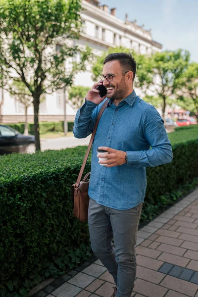 Elegante Uomo Adulto Parlando Telefono Con Suo Socio Affari Facendo — Foto Stock