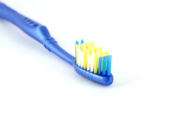 diş fırçası ile mavi tutamacının üzerine beyaz