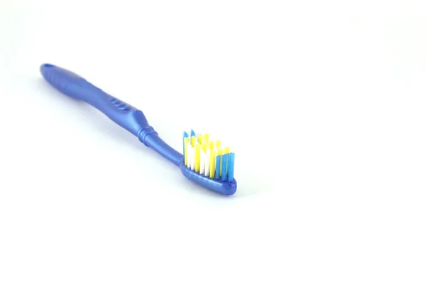 Cepillo de dientes con mango azul sobre blanco — Foto de Stock