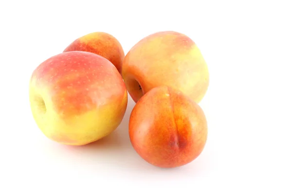 Reife Äpfel und Pfirsiche — Stockfoto
