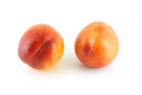 Zwei reife Pfirsiche über weißem — Stockfoto