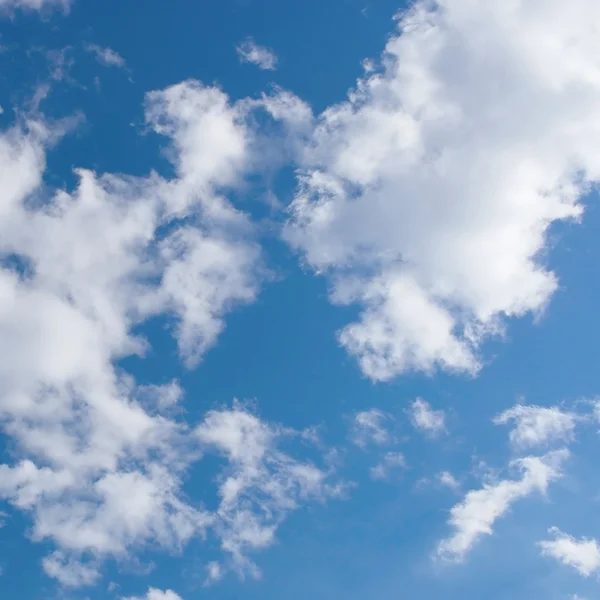 Blauer Himmel mit weißen Wolken — Stockfoto