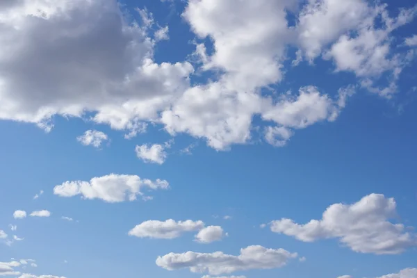Gyönyörű kék ég felhőkkel — Stock Fotó