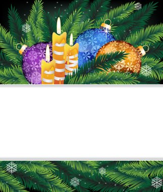 Yılbaşı süsleri ve çam ağacı dalları.