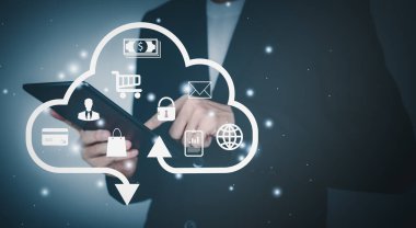 Bulut bilgisayar teknolojisi konsepti. İnternet depolama ağı sistemi. Büyük veriler ve iş. Siyah takım elbiseli ve parmak dokunma tabletli bir adam..