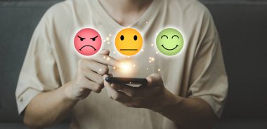 Sanal duygu emoji sosyal medya ikonu ile akıllı telefondan sohbet ve bilgilendirme. Tatilde akıllı telefonu hologramla kullanan adam. Sosyal medya ve dijital çevrimiçi kavram.