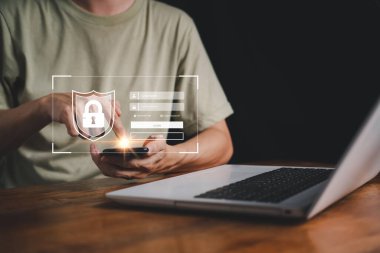Adam siber güvenlik interneti ve ağ sistemi için kullanıcı adı ve şifresi olan akıllı telefon kullanıyor. Bilgi güvenliği ve şifreleme konsepti. Kişisel Veritabanı İzleme
