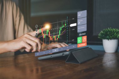 Başarı konsepti. İşadamı, hisse senedi grafiğinin hologramına veya kripto para grafiğine tabletle dokunuyor. İstatistik grafiği ve artan Planlama ve strateji konsepti grafiği.