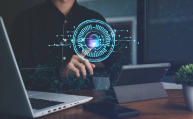 Akıllı telefon, tablet, dizüstü bilgisayar ile dijital programların güvenlik taramasına dokunan adam. Biyometrik tanımlama tarayıcısının dijital işlemleriyle Kişisel veritabanının izlenmesi.