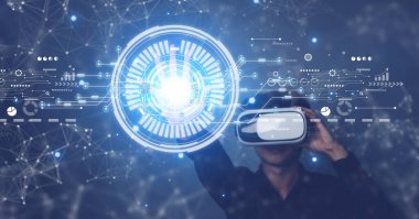 Sanal sanal ortamda arayüzü olan VR gözlük takan bir iş adamı. Meta evren ve internet bağlantısında küresel. Veritabanındaki dosyaları ve belge yönetim sistemini yönet. Gelecekçi yaşam tarzı.