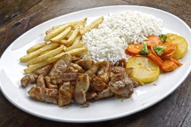 Et ve patates ile çeşitli yemek