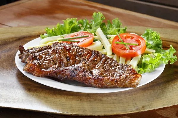 Plato con verduras y carne asada —  Fotos de Stock