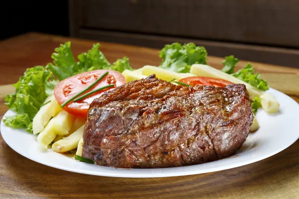 Fat med grönsaker och stekt kött — Stockfoto
