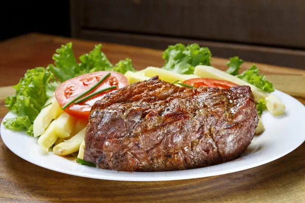 Dish with vegetables and roasted meat — Stock Photo, Image