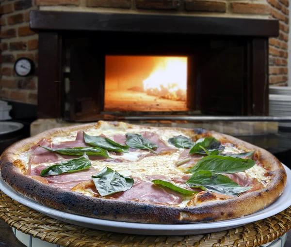 Pizza al horno de madera — Foto de Stock