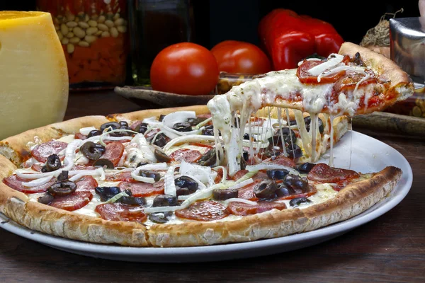 Pizza al horno de madera — Foto de Stock