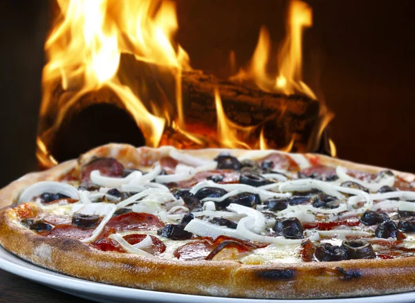 Drewno piec pieczone pizza — Zdjęcie stockowe